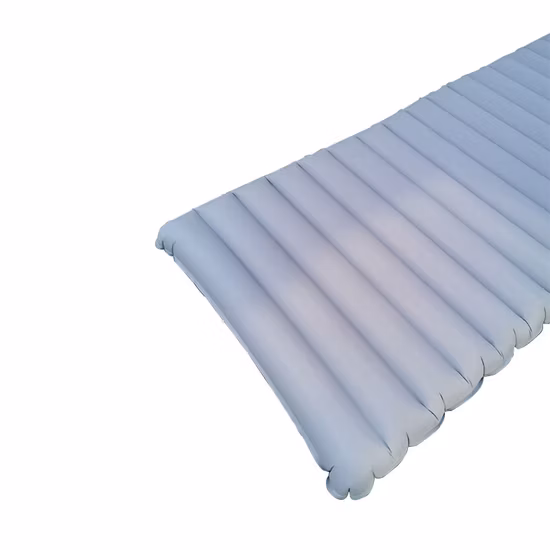 Materasso ad aria da campeggio sulla spiaggia con pompa, materasso ad aria di lusso, materasso gonfiabile